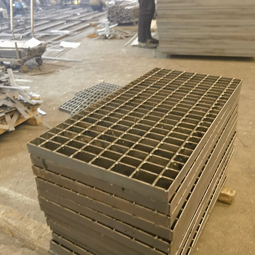 耐用平臺(tái)鋼格柵鋼格板的雙重防護(hù)安全無(wú)憂