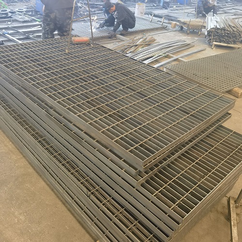 高空作業平臺專用鋼格板：安全承重設計全解析！